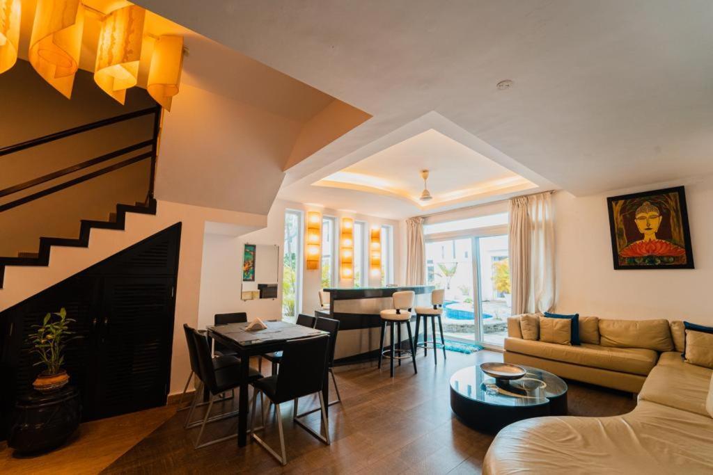 M Jia: Beachside Pool With Free Breakfast Villa Candolim