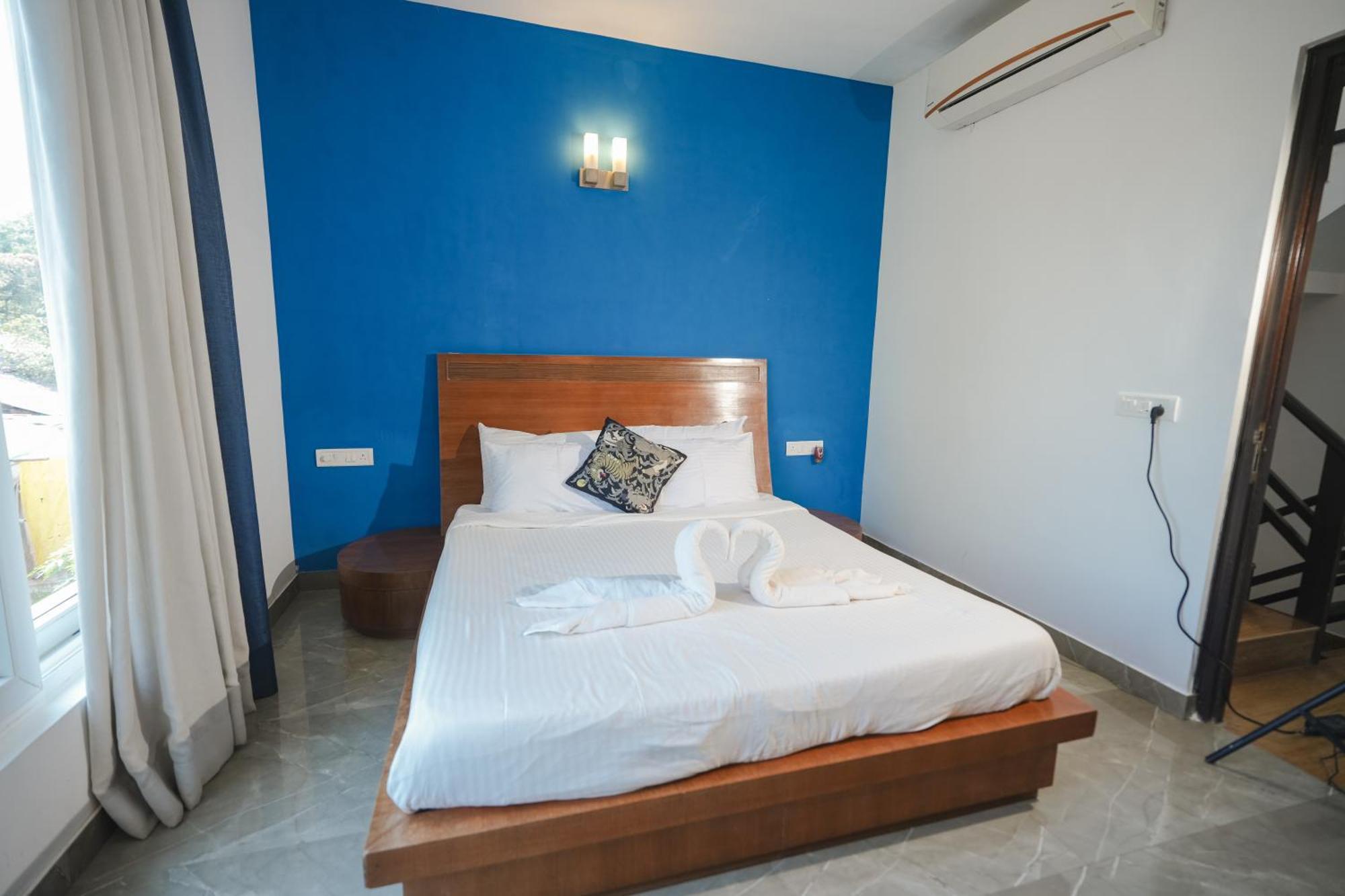 M Jia: Beachside Pool With Free Breakfast * Candolim
