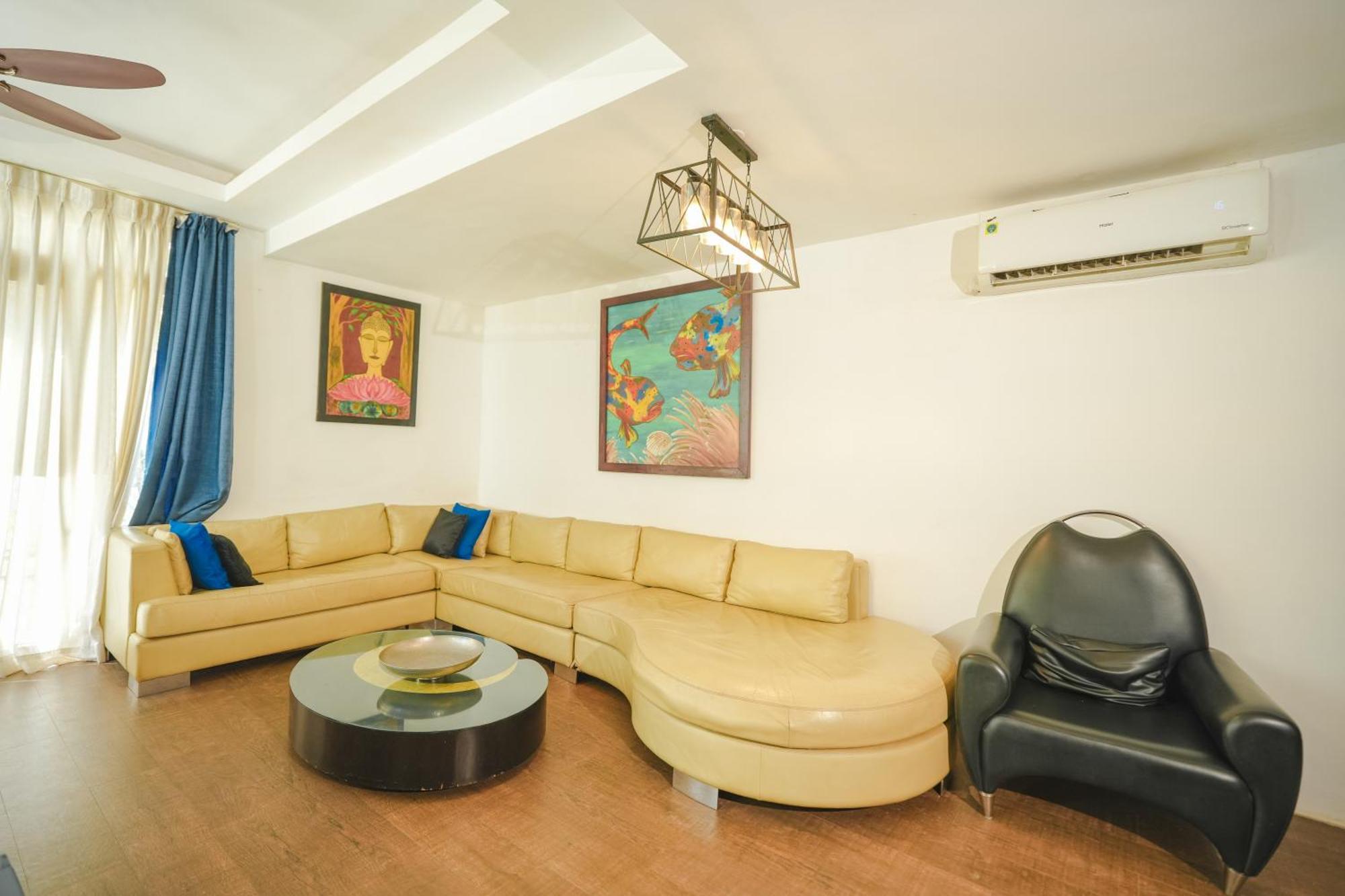 M Jia: Beachside Pool With Free Breakfast Villa Candolim