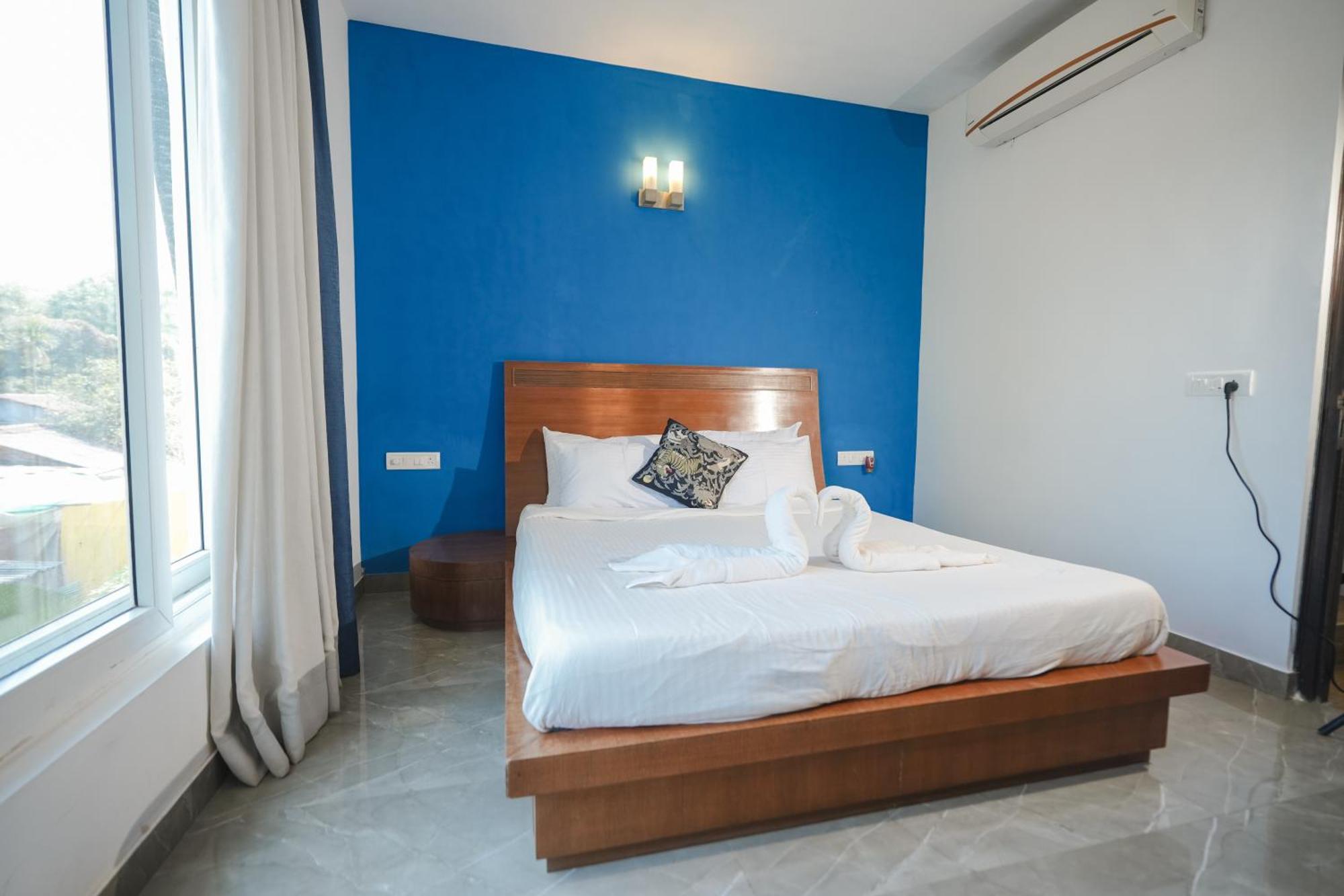 Villa M Jia: Beachside Pool With Free Breakfast Candolim