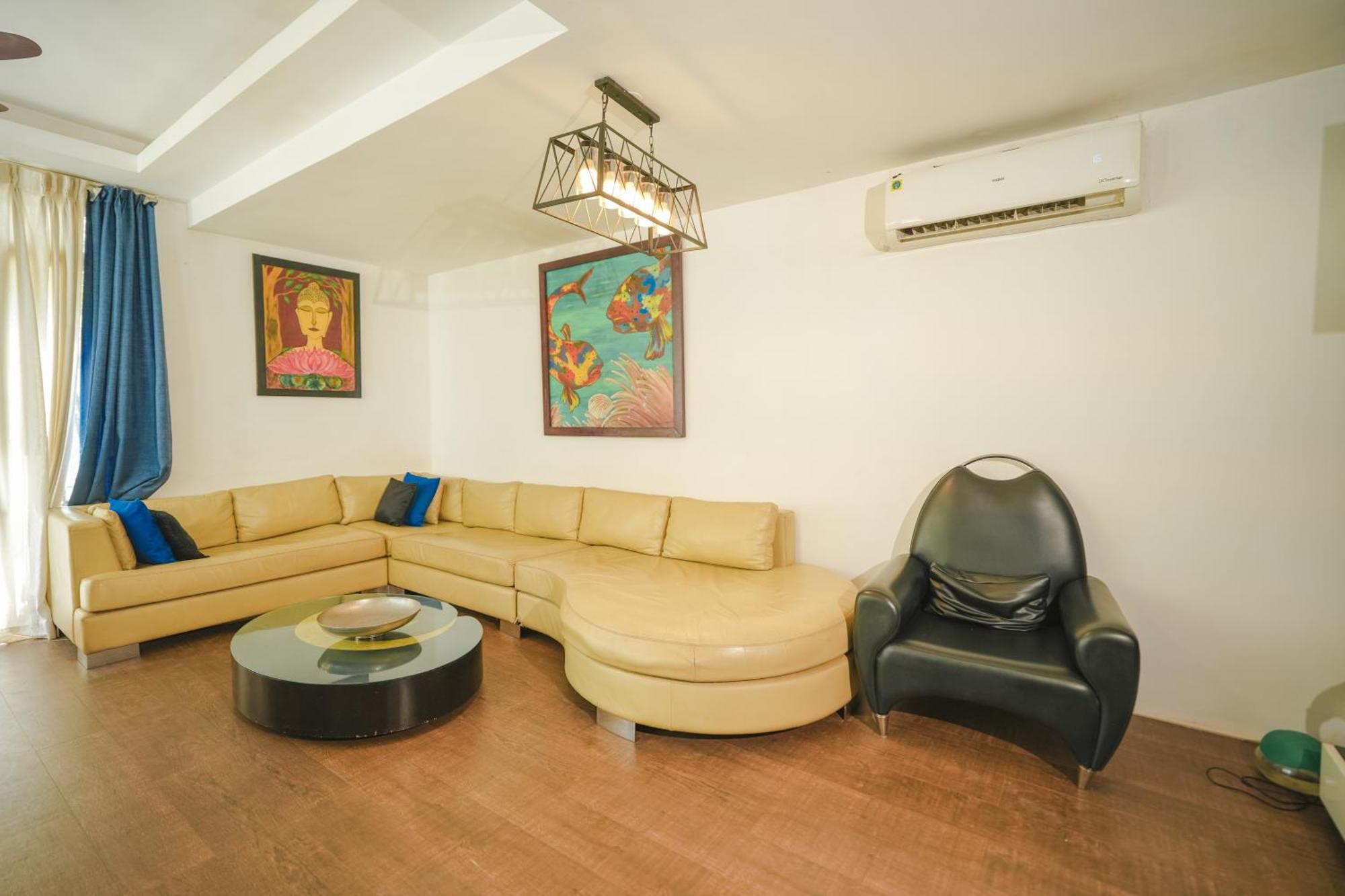 M Jia: Beachside Pool With Free Breakfast Villa Candolim