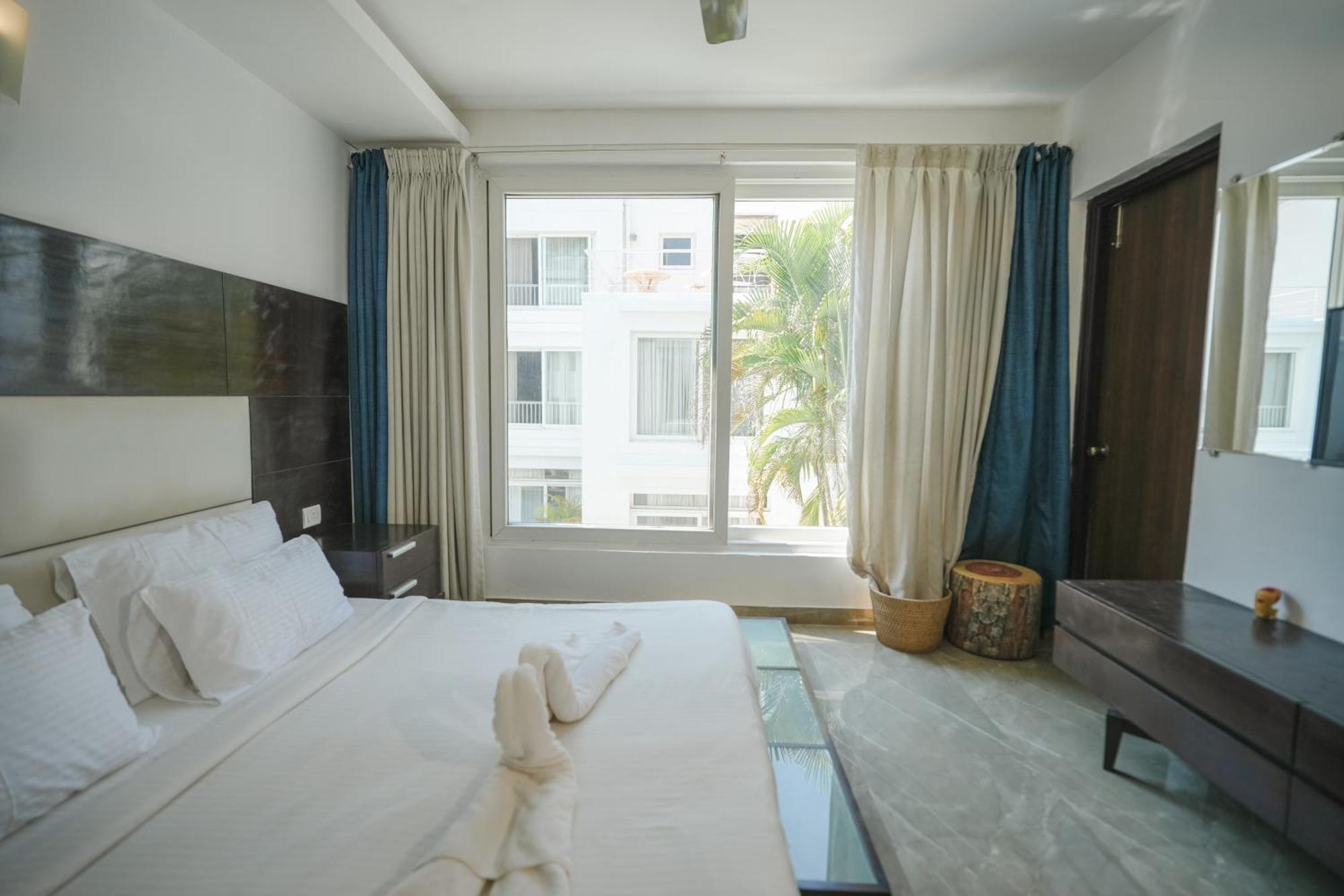 Villa M Jia: Beachside Pool With Free Breakfast Candolim