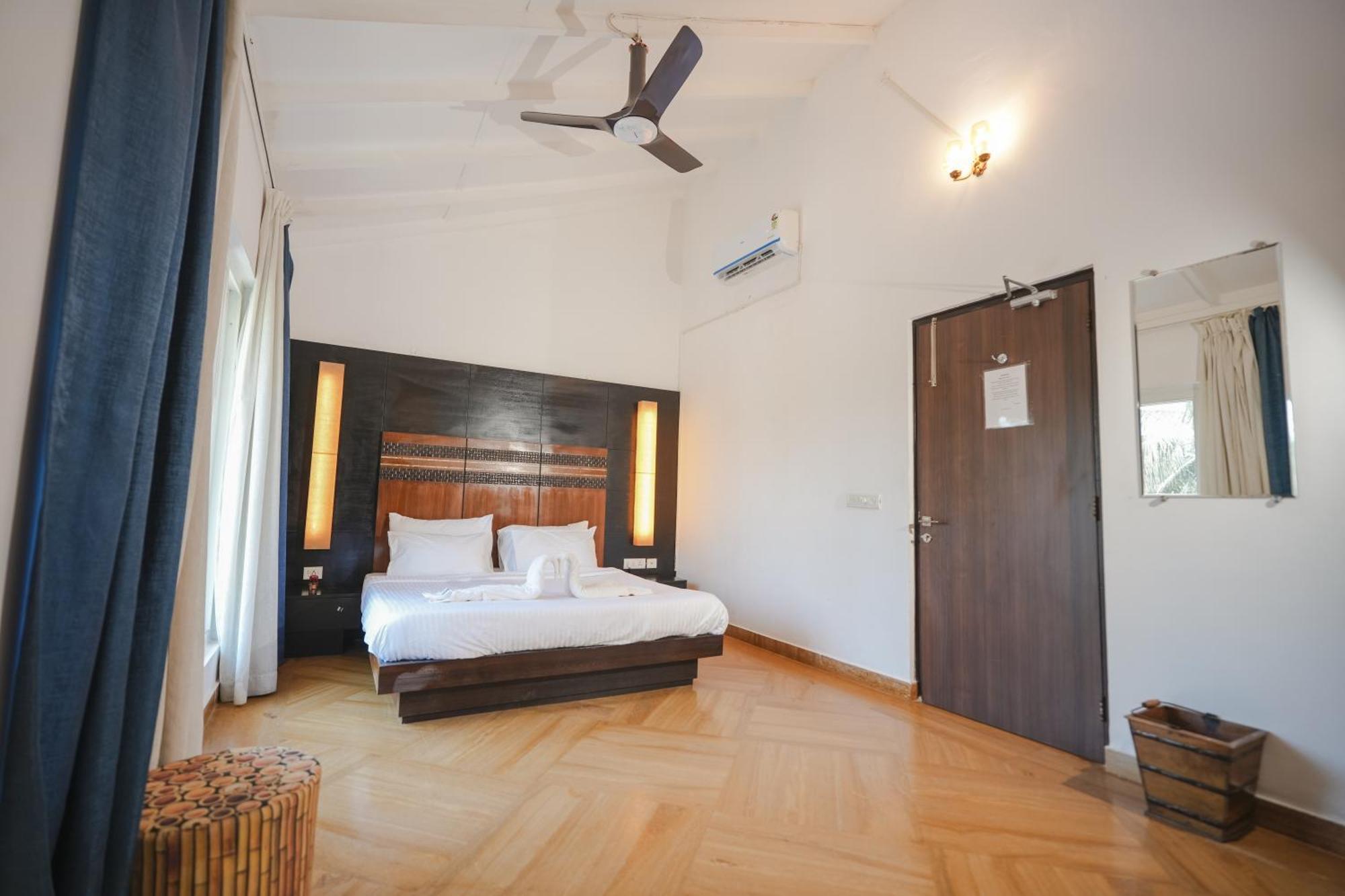M Jia: Beachside Pool With Free Breakfast Villa