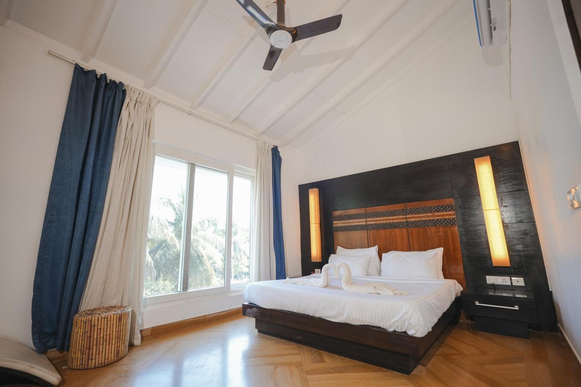 M Jia: Beachside Pool With Free Breakfast Villa Candolim