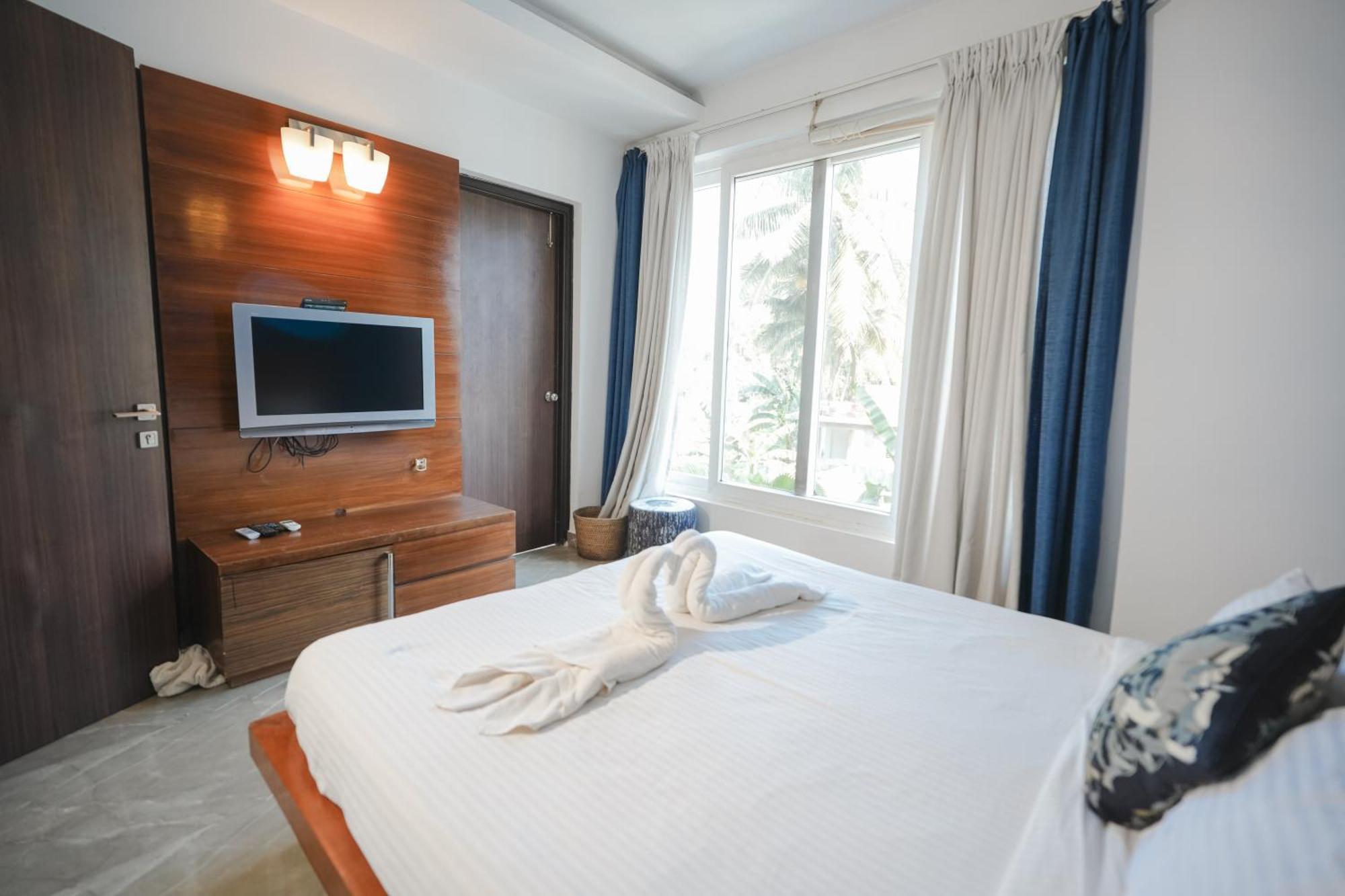 Villa M Jia: Beachside Pool With Free Breakfast Candolim