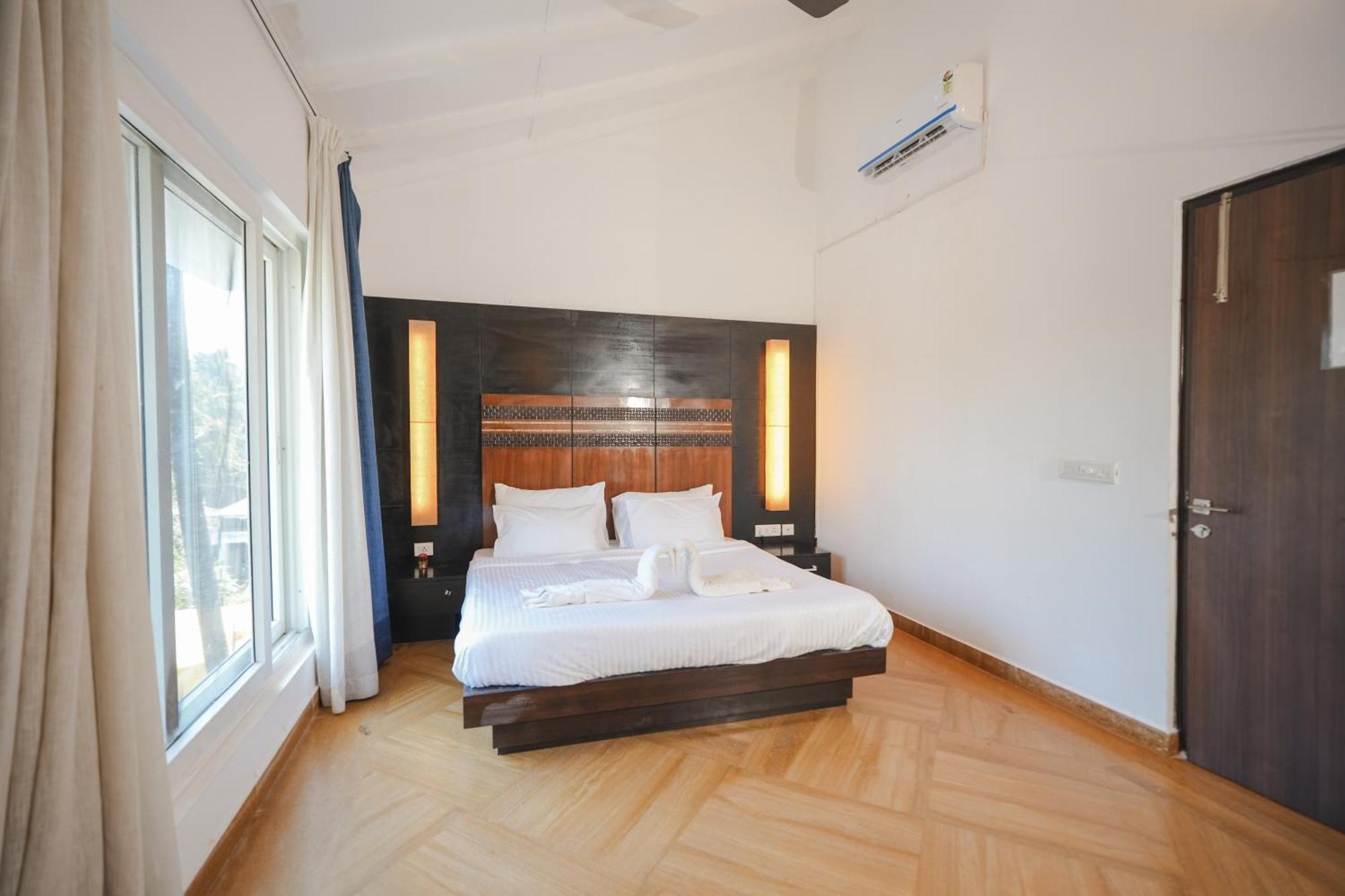 M Jia: Beachside Pool With Free Breakfast * Candolim