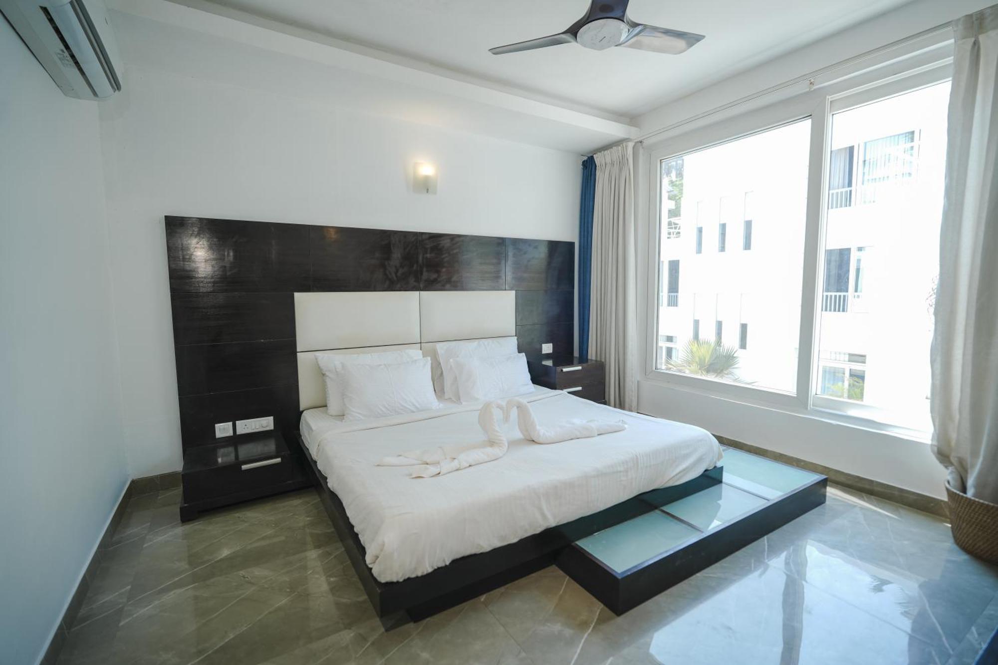 M Jia: Beachside Pool With Free Breakfast Villa