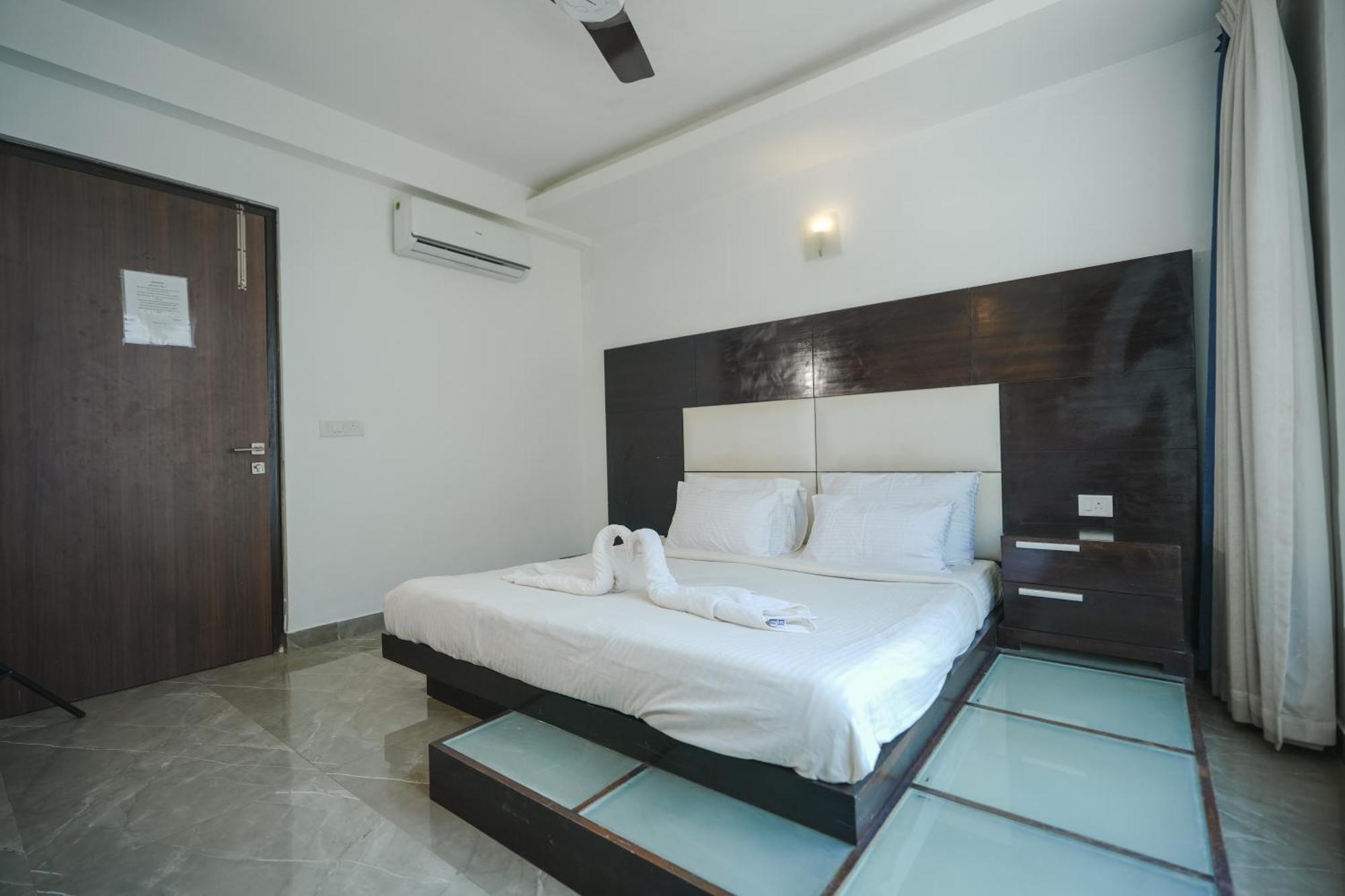 M Jia: Beachside Pool With Free Breakfast Villa Candolim