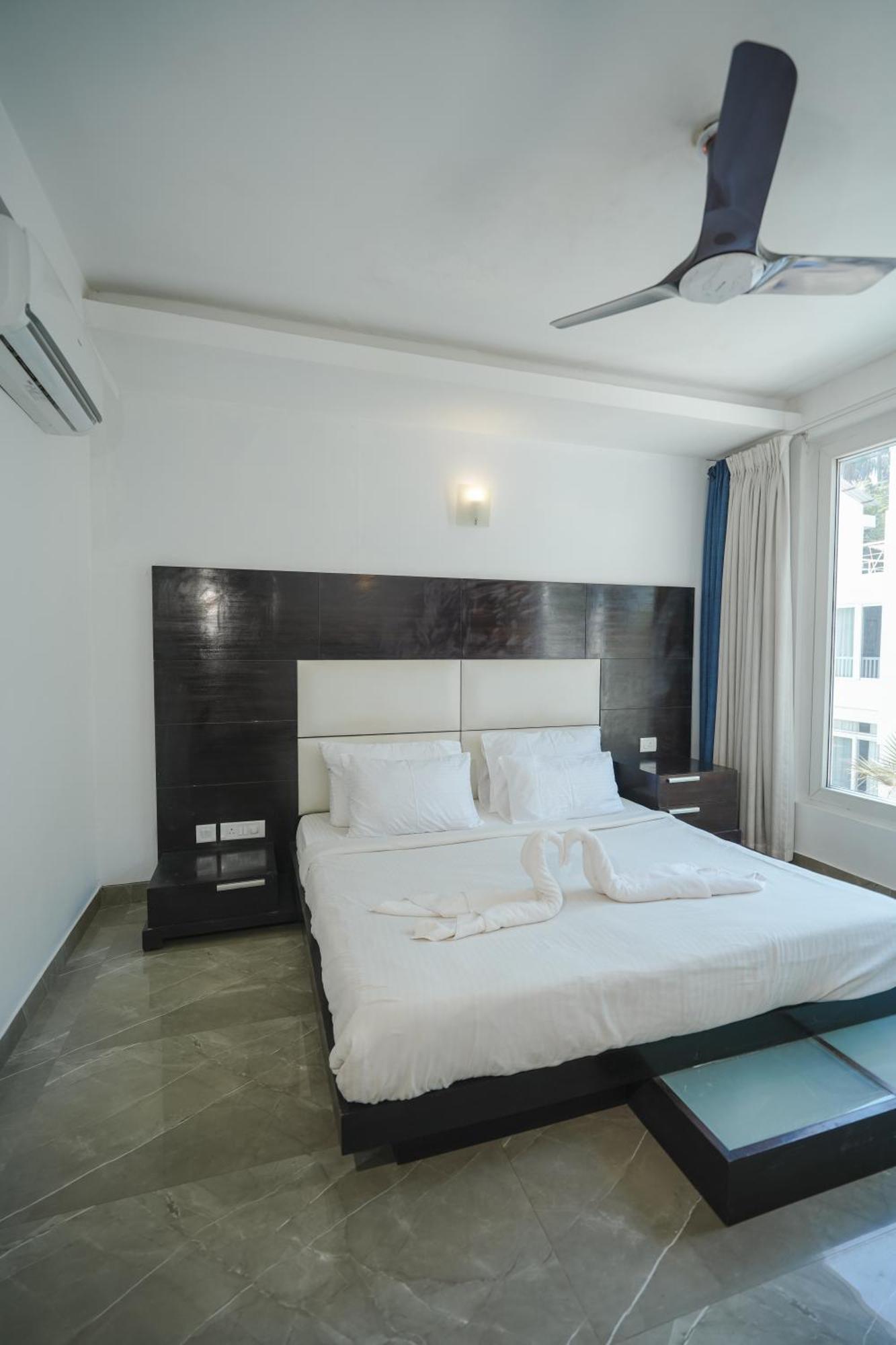 Villa M Jia: Beachside Pool With Free Breakfast Candolim