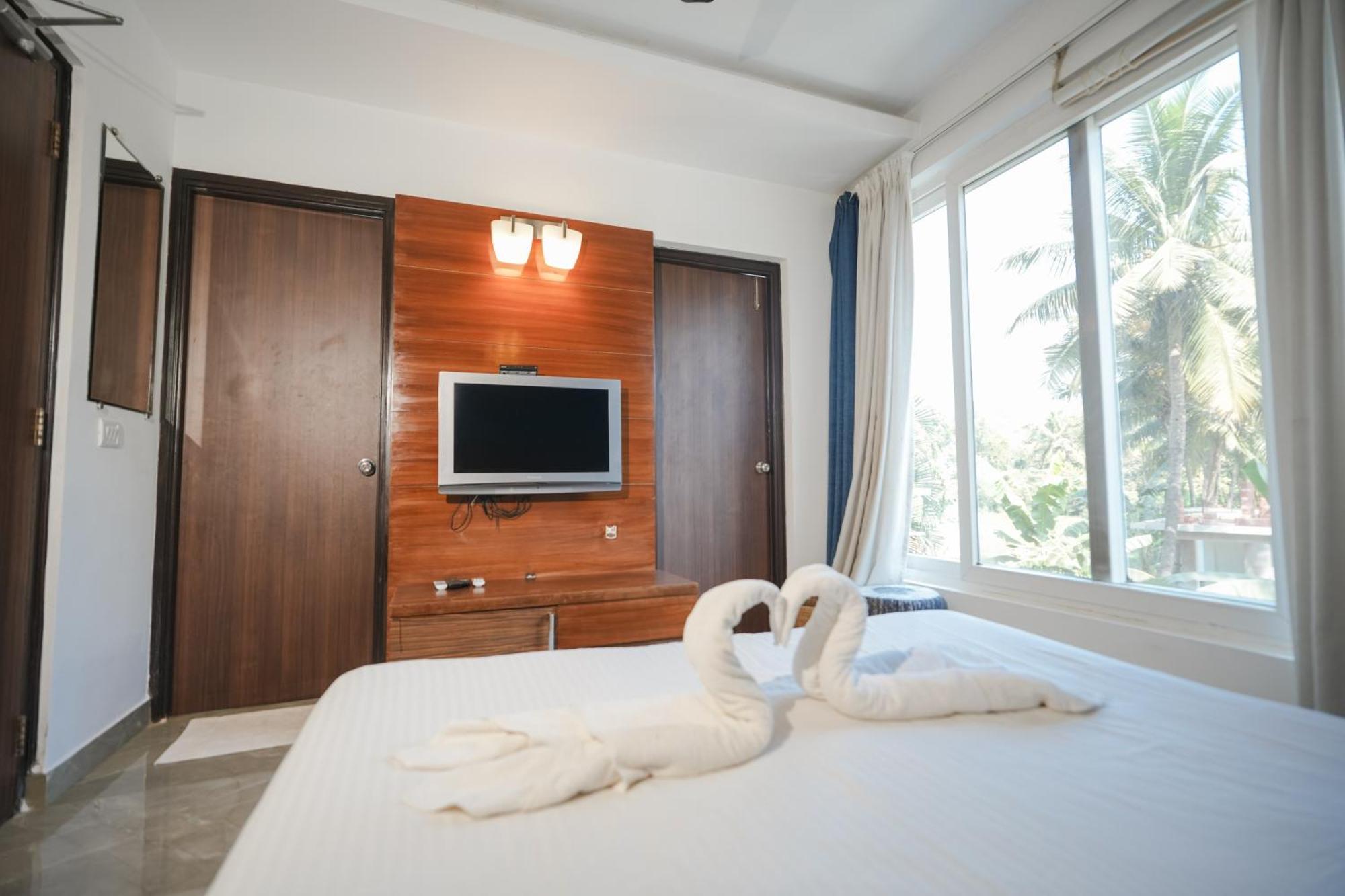 M Jia: Beachside Pool With Free Breakfast Candolim