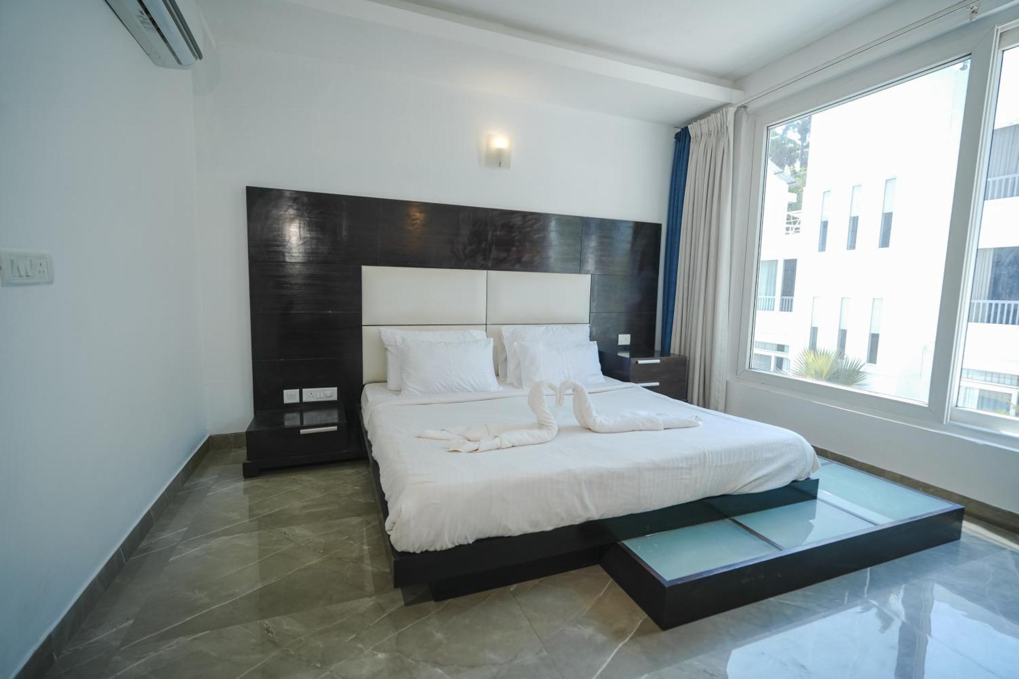 M Jia: Beachside Pool With Free Breakfast * Candolim