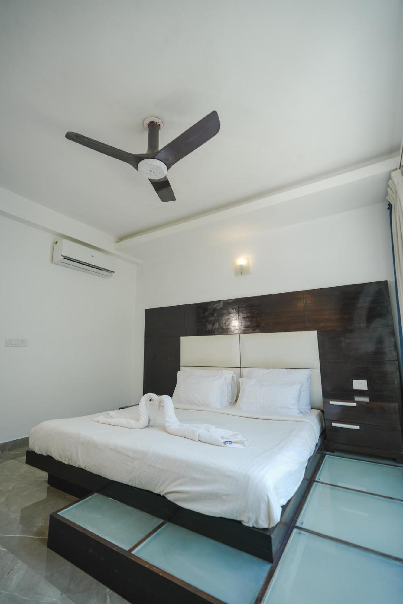 M Jia: Beachside Pool With Free Breakfast Villa Candolim