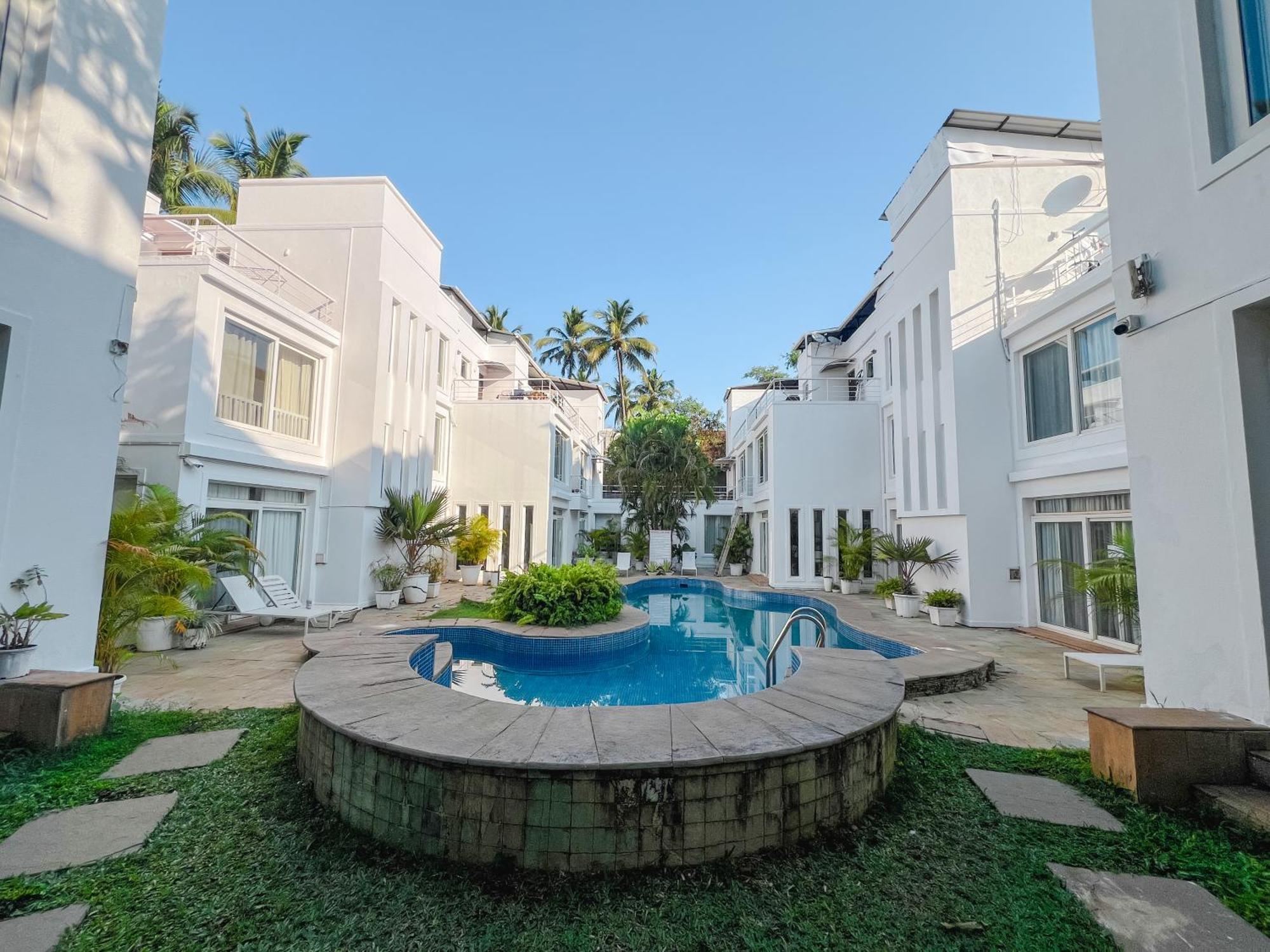 M Jia: Beachside Pool With Free Breakfast Villa Candolim