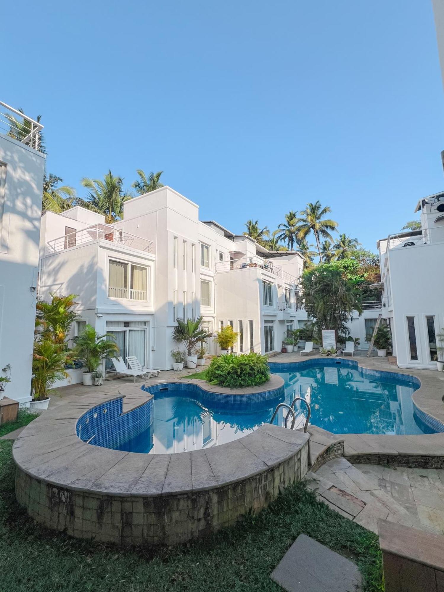 M Jia: Beachside Pool With Free Breakfast Candolim